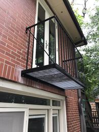 balcony with brace