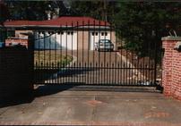 single swing gate